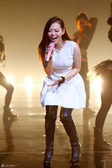 组图：张靓颖献唱吉尼斯中国之夜 热辣表演吸睛