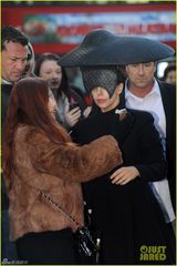 组图：Gaga夸张三角帽遮视线 当街撩裙秀美腿