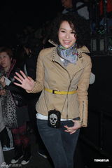 组图：张智霖开唱怀抱儿子亮相 张柏芝任嘉宾