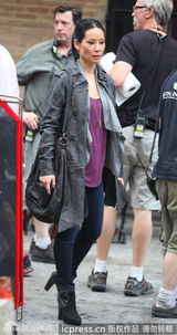 组图：刘玉玲《基本演绎法》片场 干练演绎女版华生