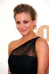 组图：63届艾美奖红毯 凯莉-库柯(卡蕾-措科)单肩礼服玩透视