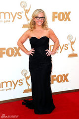 组图：艾美奖红毯 蕾切尔-哈里斯抹胸裙配眼镜