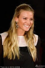 组图：洛尔瓦彻深V裙撑《巴勒莫狂花》首映