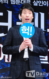 组图：李诗英穿露背装宣传恐怖片《预告杀人》