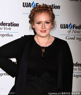 组图：阿黛尔辫子头亮相音乐派对 黑裙妆容精致