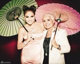 高清组图：詹妮弗-洛佩兹代言饰品 化身伞下丽人