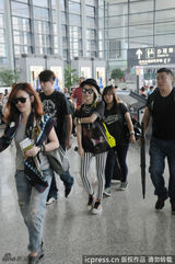 组图：萧亚轩黑超遮面亮相 与粉丝机场合影