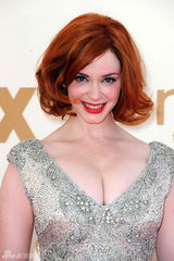 组图：艾美奖红毯 克里斯蒂娜-亨德里克斯爆乳装