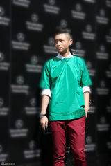 组图：魏晨出席纽约时装周 红配绿穿出个性