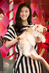 组图：景甜出席品牌欢乐嘉年华 条纹短裙显知性