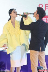 组图：范冰冰上海宣传穿“棉袄” 不做快男评委