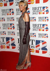 高清组图：蕾哈娜性感V领礼服亮相全英音乐奖