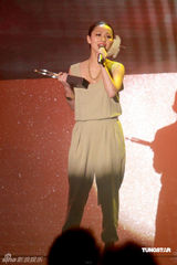 幻灯图：容祖儿露肩礼服帅气 阿Sa(蔡卓妍)颁奖礼上露笑容