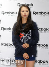 组图：WG成员昭熙为品牌站台 休闲装显甜美