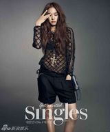 组图：韩星赵允熙性感写真 镂空衬衣秀马甲线