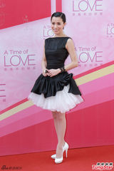 组图：钟嘉欣与延政勋合作电影 取昵称擦火花