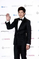 高清组图：元斌等闪耀大钟奖红毯 金慧秀等爆乳抢镜