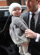 组图：小贝抱爱女现身纽约 可爱小七吐舌卖萌