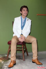 组图：炎亚纶亮相粉丝见面会 衣着帅气抢镜