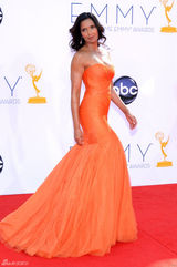 组图：女主播帕德玛-拉克施密橙色礼服亮相