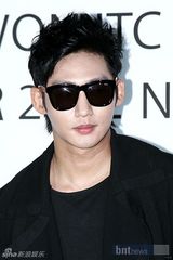 组图：张赫南圭丽等韩星为眼镜新品发布会站台