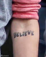 组图：比伯离开伦敦酒店遭女粉丝强吻