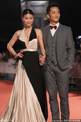 组图：色戒女星朱芷莹走红毯 黑白拼贴装露侧乳