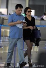 幻灯图：赵薇戴黑超现机场 举家返新加坡探女儿