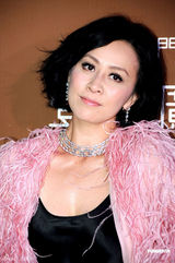 组图：刘嘉玲低胸装大秀乳沟 梁朝伟将为其庆生