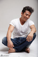 组图：唐文龙拍居家系写真 随性自然秀熟男风范