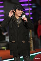 组图：RAP小天王寿君超亮相圣诞派对 