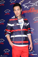 组图：王阳明出席品牌活动 获温升豪赞身材好