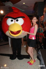 组图：胡定欣出席愤怒的小鸟运动会大显亲和力