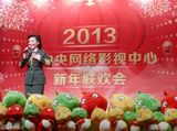 组图：白致瑶受邀新年会 青春励志唱响2013