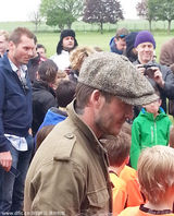 组图：小贝次子球赛夺奖心情愉悦 老爸帅气支持