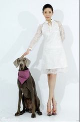 组图：车永莉拍另类写真 携魏玛犬登杂志