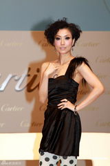 组图：郑秀文低胸性感亮相 笑言收婚戒重在心意