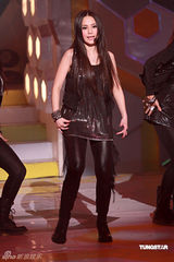 幻灯：阿娇变小魔女舞姿养眼 劲甩长发表演卖力