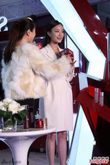 组图：倪妮亮相上海出席代言 米色洋装清新优雅