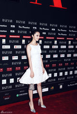 高清图：姚晨白裙清新手包惹眼 戴婚戒心情好