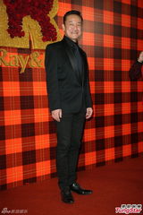 组图：黄小柔出嫁盼造人 穿低胸婚纱挽老公亮相