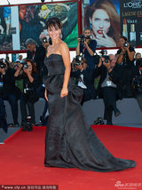 组图：《零点定理》首映 梅兰尼挺大肚亮相