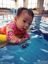 组图：陈浩民妻子晒儿女照 姐弟情深呆萌可爱