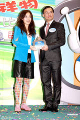 幻灯图：容祖儿热裤彩袜亮相 与吉祥物合影童心未泯