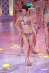 组图：港姐总决选  众佳丽性感泳装亮相