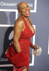 高清图：格莱美红毯 迪迪-布里姬沃特风韵犹存