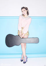 组图：刘梓娇活力写真 用真诚演绎性感