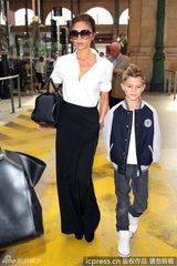 组图：维多利亚带儿子游玩 小潮男星样十足