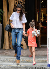 组图：小苏瑞橙裙抱娃娃出街见镜头皱眉露不爽