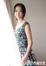 组图：汤唯紫绿格纹连衣裙妩媚 搭配黑色高跟鞋